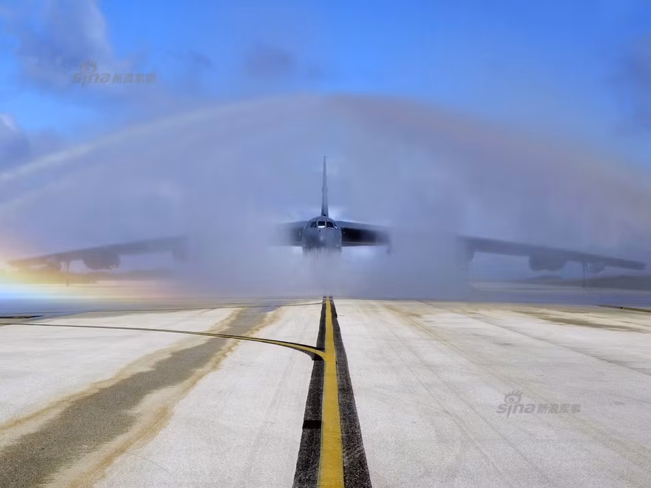 Việc rửa sạch máy bay sẽ giúp loại bỏ hoàn toàn bụi và cặn bẩn bám lại trên máy bay trong quá trình hoạt động. Việc loại bỏ bụi bẩn trên máy bay sẽ giúp các thiết bị cảm biến điện tử hoạt động được chính xác hơn và có tuổi họ lâu dài hơn. Nguồn ảnh: Sina.