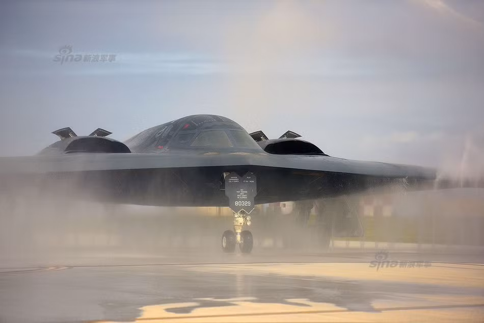 Việc loại bỏ bụi bẩn bám trên thân máy bay cũng sẽ giúp lớp vỏ máy bay ít bị ăn mòn hơn và có độ bền lâu dài hơn. Nguồn ảnh: Sina.