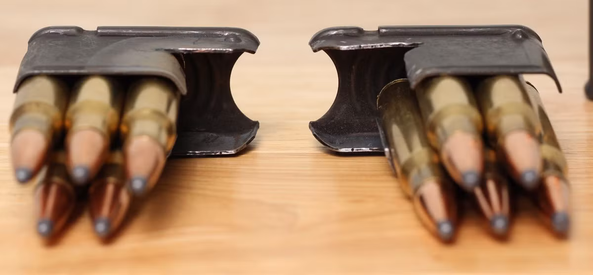 Ở thời điểm mà những người lính vẫn phải lên đạn mỗi phát bắn thì M1 Garand lại hơn hẳn bởi khả năng lên đạn tự động. Với hộp tiếp đạn 8 viên được gắn kết với nhau qua một hộp thép, nên việc nạp đạn hay bắn cũng nhanh hơn hẳn so với súng trường của Đức, hay Nga. Nguồn ảnh: Mike Trask