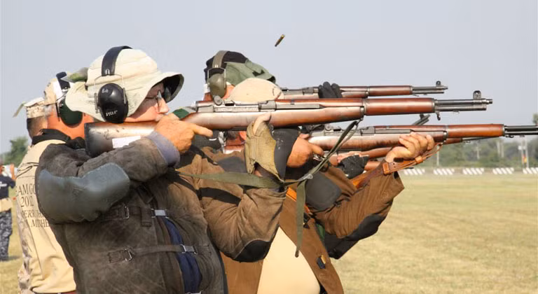 M1 Garand là loại súng trường bán tự động do Hoa Kỳ thiết kế năm 1932 bởi nhà thiết kế người Mỹ John C. Garand, súng bắt đầu được sản xuất vào năm 1936, thường được trang bị cho bộ binh Hoa Kỳ và đây cũng là súng trường bán tự động đầu tiên trên thế giới. Nguồn ảnh: NRA Family