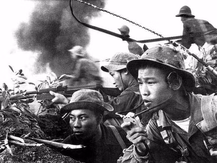 Trong quá trình chiến đấu, người lính sẽ phải chui rục qua những hàng rào dây thép gai, bụi rậm, chiếc mũ tai bèo cũng sẽ giúp che tóc tai của người lính, giúp người lính không bị vướng tóc vào cây cối, hàng rào và bị giật ngược trở lại. Nguồn ảnh: Medic.