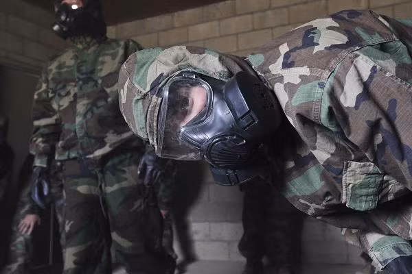 Không thể thiếu được trong tất cả các lực lượng quân đội trên thế giới đó là những chiếc mặt nạ phòng hóa. Những chiếc mặt nạ này có tác dụng lọc hết chất độc phát tán trong không khí khi đối phương tấn công bằng vũ khí sinh hoát, giúp người lính có thể sống sót và tiếp tục chiến đấu, tuy nhiên nó lại rất khó chịu, làm người lính khó thở và che mất tầm nhìn của họ.