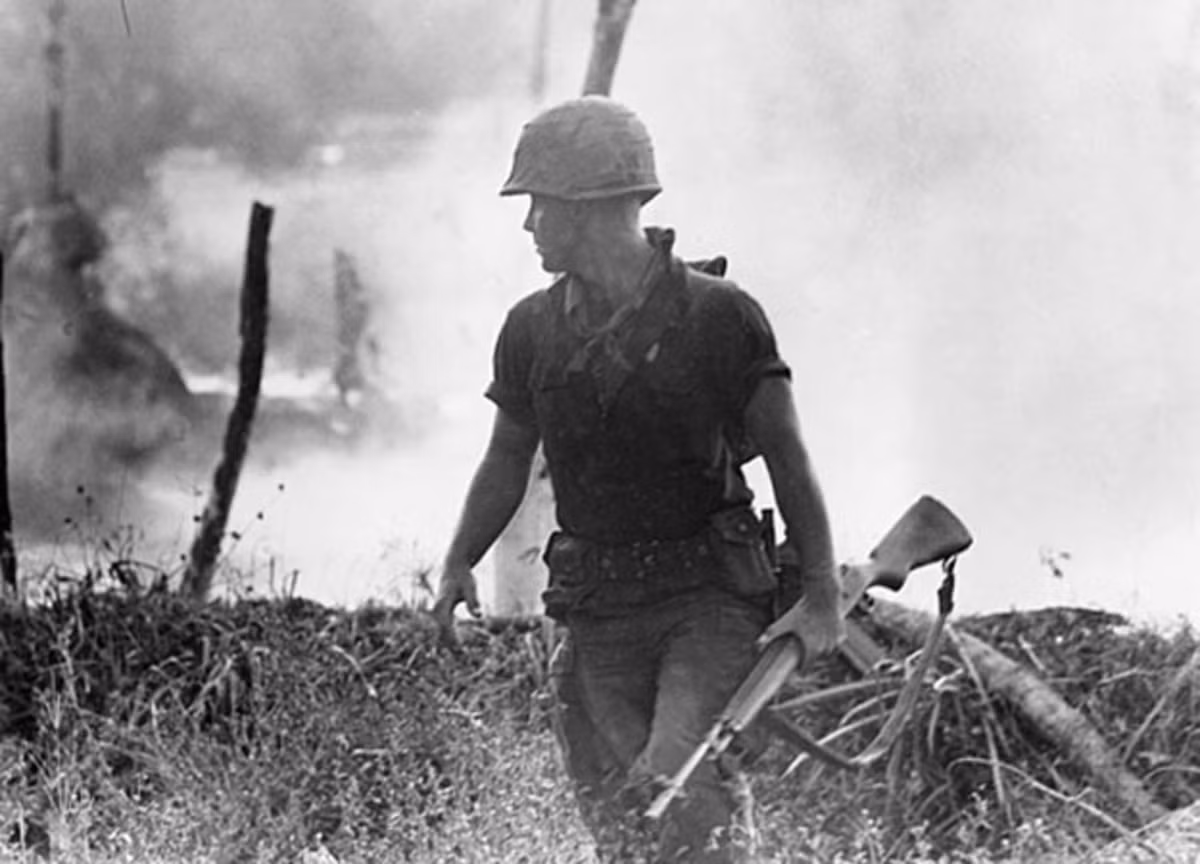 Rõ ràng, khi phải đối đầu với một khẩu AK-47 có sức công phá quá mạnh mẽ và bền bỉ thì những khẩu M16 "đỏng đảnh" sẽ phải hoàn toàn bất lực, binh linh Mỹ sẵn sàng sử dụng lại những khẩu súng mà cha ông họ đã từng sử dụng trong chiến tranh thế giới thứ hai còn hơn phải trao tính mạng của mình vào một khấu súng có thể "phản chủ" bất cứ lúc nào như khẩu M16. Ảnh: Binh lính Mỹ với một khẩu M14, khẩu súng được Mỹ sử dụng rất rộng rãi trong... chiến tranh thế giới thứ hai. Nguồn ảnh: Warrior.