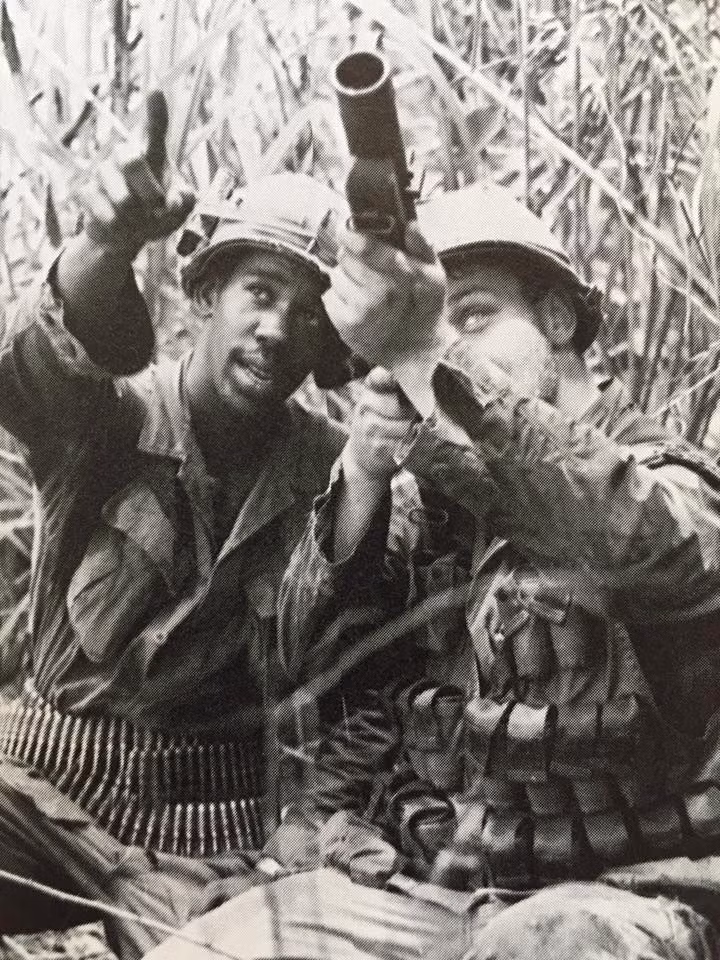 Điểm yếu tiếp theo của khẩu súng này đó là khi sử dụng trong địa hình tác chiến ở chiến trường Việt Nam với rất nhiều cây cối thì thường sẽ có những phát bắn quả đạn M-79 bị vướng vào cây cối, đi lệch quỹ đạo, phát nổ trên không hoặc đen đủi hơn là lệch hướng, rơi vào trúng quân mình. Nguồn ảnh: Pinterest.