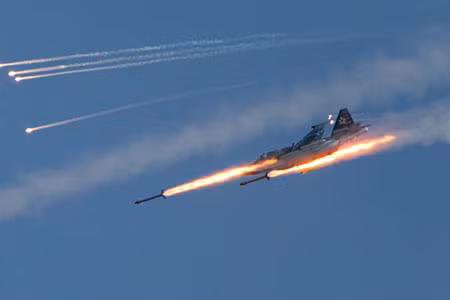 Với khả năng công kích của mình, rõ ràng Su-25 đã tạo ra lợi thế không nhỏ cho lực lượng Quân chính phủ Syria trong cuộc chiến giành lại lãnh thổ từ tay lực lượng khủng bố IS. Nguồn ảnh: Star.