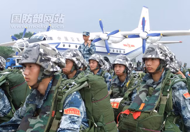 Được thành lập từ năm 1961, đến nay, lực lượng lính dù Trung Quốc đã có tổng cộng khoảng 30.000 binh lính trong đó bao gồm các nhân viên kỹ thuật mặt đất, phi công, và phần lớn là các binh lính. Nguồn ảnh: Defence.