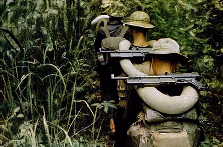 Việc cải tiến bao gồm việc thay thế nòng súng nguyên bản bằng nòng súng tiểu liên K50, thay đầu ngắm và cải tiến băng đạn để lắp đặt băng đạn của K50. Trong 2 năm từ 1962 tới 1963, trên 2.000 khẩu MAT-49 được cải tiến và đưa vào chi viện cho miền Nam. Nguồn ảnh: QĐNDVN