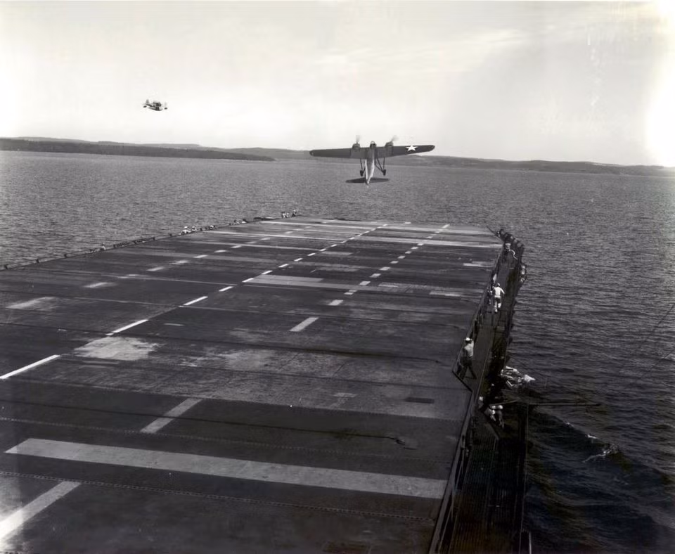 Theo các ghi chép của Hải quân Mỹ, để huấn luyện các phi công hải quân một cách tốt nhất, không thể dạy họ bay trên đường băng ở dưới đất được mà phải có một đường băng thật di chuyển được ở trên mặt nước, để phi công có thể cảm nhận được đầy đủ cảm giác hạ cánh trên một đường băng nổi bập bềnh y như thật chứ không phải là một đường băng tĩnh dưới đất với đánh dấu mốc ở hai đầu. Nguồn ảnh: Mlive.