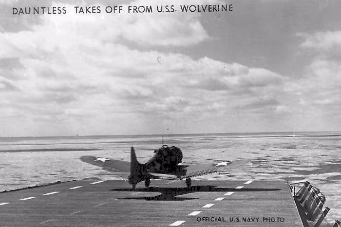 Seeandbee được hạ thủ từ năm 1912 dưới dạng một tàu du lịch, đến năm 1942, con tàu này chính thức được chuyển sang sử dụng như một tàu sân bay hải quân của Mỹ sau khi nó trải qua thời gian được hoán cải cấp tốc để trở thành một chiếc hàng không mẫu hạm thực thụ. Nguồn ảnh: Mlive.