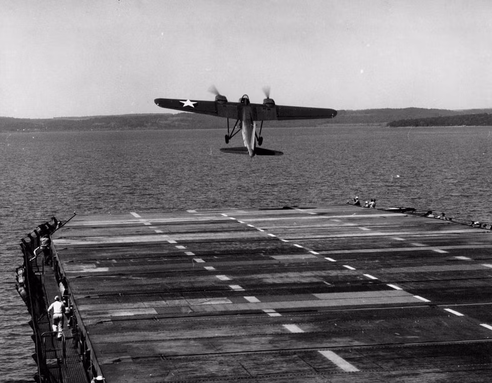 Trong thời gian từ khi bắt đầu được làm nhiệm vụ huấn luyện cho tới khi cả hai chiếc bị "rã sắt vụn" vào năm 1945, tổng cộng hai chiếc tàu sân bay trong hồ của Mỹ này đã huấn luyện được 17000 phi công và hoa tiêu cho lực lượng Không quân Hải quân Mỹ. Nguồn ảnh: Mlive.