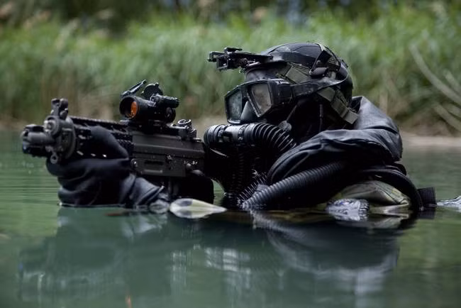 Cận cảnh trang thiết bị lặn của một người nhái đặc nhiệm. Nguồn ảnh: Imga.