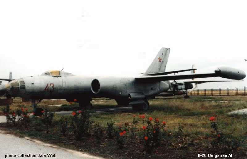 Đến những năm 1980 của thế kỷ trước, Liên Xô bắt đầu cho các máy bay Il-28 nghỉ hưu dần. Các nước sở hữu Il-28 cũng bắt đầu cho Il-28 nghỉ hưu từ tước đó. Tính tới hiện tại, Il-28 đã chính thức bị cho loại biên trên toàn thế giới. Tuy nhiên những chiến công của chiếc máy bay ném bom phản lực "già" nhất thế giới này cũng như kỳ tích "nuôi quân 8 năm, dùng một lần" của KQND Việt Nam sẽ vẫn được nhớ mãi. Nguồn ảnh: Marxis.