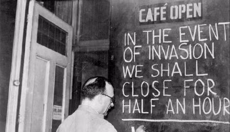 Một tấm bảng thông báo tại một cửa hiệu cafe ở Anh vào năm 1940 với dòng chữ: "Trong trường hợp bị tấn công, chúng tôi sẽ đóng cửa trong khoảng nửa tiếng". Nửa tiếng? rõ ràng là dù trong khoảnh khắc hiểm nghèo nhất thì người Anh vẫn luôn tỏ ra lạc quan. Nguồn ảnh: History.