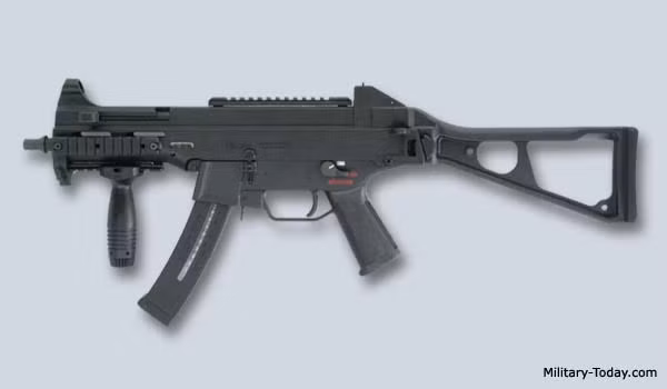 UMP có chiều dài 450 mm báng gấp / 690 mm báng mở, nặng 2,3-1,65 kg. Sử dụng đạn 9x19mm Parabellum, băng đạn 30 viên hoặc 25 viên tùy phiên bản, tốc độ bắn 600-650 viên/phút và tầm bắn hiệu quả 100m. Hiện nay phiên bản UMP 45 đang được ưa chuộng hơn. Nguồn ảnh; Military Today