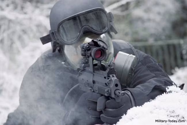 MP7 được làm bằng vật liệu polymer cao phân tử và gia cố kim loại vào một số vị trí trọng yếu. Độ dài khi mở báng và gấp báng là 638 mm và 415 mm, nòng dài 180 mm. MP7 còn có thể trang bị các loại kính ngắm chuyên dụng bằng hệ thống ray ở phần trên. MP7 sử dụng đạn 4,6 x 30mm có khả năng xuyên giáp cao. Tốc độ bắn của MP7 rất cao so với các mẫu tiểu liên khác, lên đến 950 viên/phút, tầm bắn hiệu quả 200m. Nguồn ảnh: Military Today