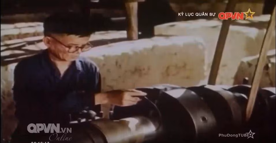 Máy móc ban đầu của ngành đều được ta trưng dụng từ các nhà máy xí nghiệp ở Hà Nội và được di dời lên chiến khu sau năm 1946, hầu hết đều là máy móc kiểu cũ, có độ chính xác không cao và phải cần rất nhiều sức người để vận hành, chế tạo. Nguồn ảnh: QPVN.