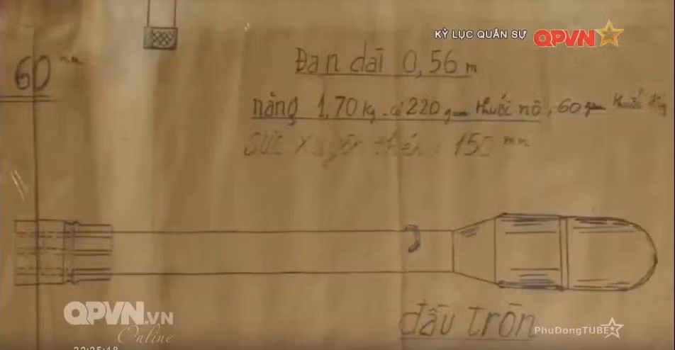 Cận cảnh cấu tạo đầu đạn của viên đạn Bazooka trong bản phác thảo vẽ tay của Viện sĩ Trần Đại Nghĩa. Các thông số cho thấy, quả đnạ dài 0,56 mét, nặng 1,7 kg, có 220 gram thuốc nổ, xuyên thép dày tối đa 150 mm. Với thông số này, quả đạn Bazooka thừa sức xuyên từ trước ra sau những chiếc xe tăng hạng nhẹ Chaffee. Nguồn ảnh: QPVN.