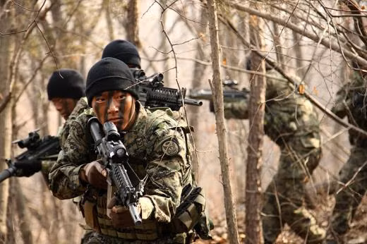 Thay vì chỉ trang bị thanh pincatinny một mặt, súng K2C trang bị cả 4 mặt, điều này sẽ rất tiện lợi cho việc có thể gắn nhiều loại phụ kiện chiến đấu một lúc. Nguồn ảnh: nownews