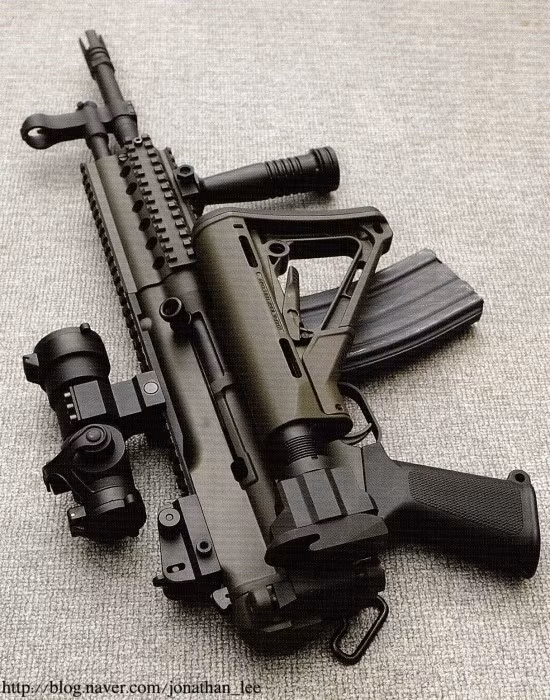 Thay vì sử dụng loại báng không thể điều chỉnh độ dài ngắn mà chỉ có thể gập sang một bên, phiên bản K2C lại có thể tương thích với nhiều loại báng điều chỉnh hiện đại, cho phép tùy chỉnh thông số theo yêu cầu của từng người lính. Nguồn ảnh: Daum