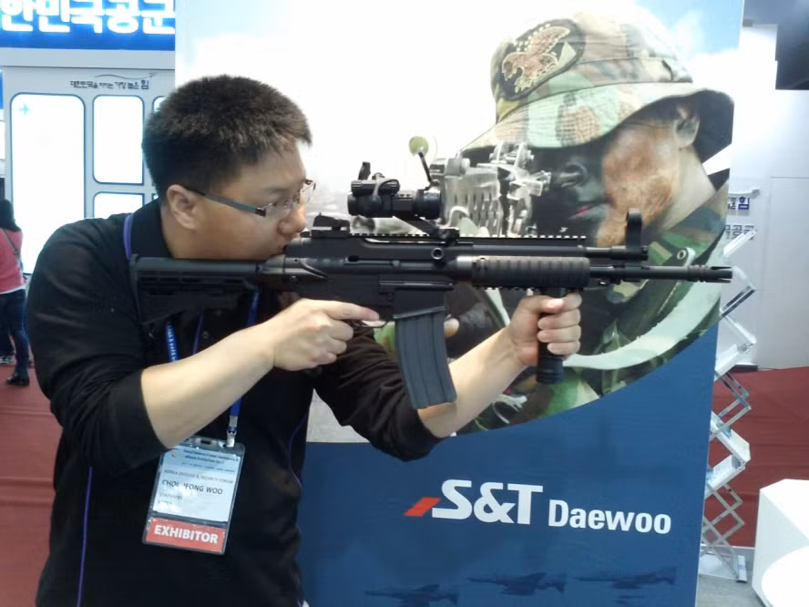 Súng có chiều dài 875mm, nòng dài 310mm, sử dụng cỡ đạn 5,56 x 45mm tiêu chuẩn NATO. Nguồn ảnh: Photogram