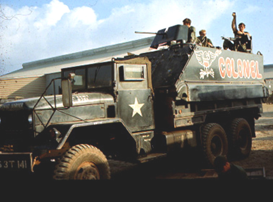 Xe sẽ không hoàn toàn cung cấp hỏa lực vượt trội khi mà trên xe chỉ có những khẩu súng máy cỡ 12,7mm. Tuy nhiên, hỏa lực này là quá yếu, không đủ để áp đảo lực lượng du kích của ta và lực lượng bộ binh Mỹ hoàn toàn có thể cầm khẩu 12,7mm trên tay và di chuyển cơ động hơn rất nhiều so với việc đặt súng máy trên thùng xe một cách cồng kềnh. Nguồn ảnh: Guns.