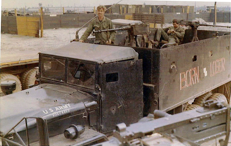 Thứ hai, với việc vũ khí được chuyển vào Nam ngày càng nhiều, lực lượng du kích cũng có trong tay những khẩu chống tăng B40, B41, thậm chí cả M79 của Mỹ thì việc chống lại những chiếc xe tải bọc thép này là điều quá đơn giản. Nguồn ảnh: Guns.