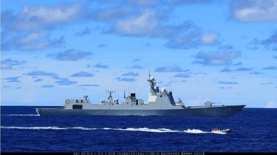 Tàu khu trục tên lửa điều khiển Type-052D trong một cuộc diễn tập trên biển. Loại tàu chiến này được xem là chiếc ô phòng không cho hạm đội tàu chiến Trung Quốc. Ảnh: Sina