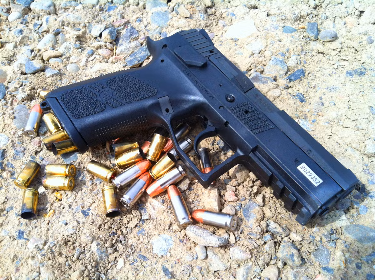 Thiết kế chốt an toàn ở cả hai bên thân súng cho phép người sử dụng một cách dễ dàng và an toàn. Nguồn ảnh: The Truth About Guns