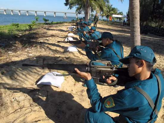 Trước đó, M16 chủ yếu xuất hiện cùng với lực lượng dân quân tự vệ các địa phương. Nguồn ảnh: Báo Bình Định