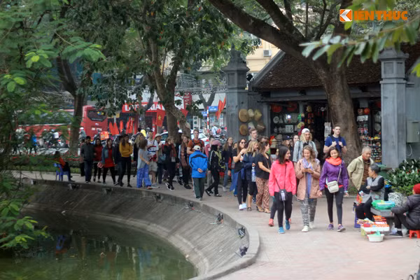 Xung quanh khu vực hồ Gươm, vài đoàn du khách cũng bàn tán xôn xao về thông tin "cụ" Rùa mất.