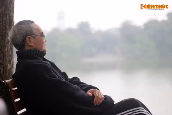 Ông Đào Văn Lập (71 tuổi, Hà Nội) cho biết: "Mỗi ngày tôi thường đi tập thể dục xung quanh hồ Gươm 2 lần và được chứng kiến cụ Rùa nổi lên nhiều lần rồi. Hôm qua nghe tin cụ Rùa mất, sáng nay tôi ra đây sớm. Thật sự nghe tin xong rất buồn, bởi cụ Rùa như một minh chứng cho lịch sử Việt Nam... Từ nay hồ Gươm chỉ còn lại tháp rùa chứ không còn cụ Rùa nữa".