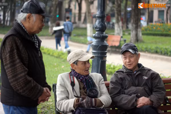 Không chỉ có ông Lập, nhiều người già lớn tuổi khác cũng luyến tiếc, họ ngồi gần khu vực xác "cụ" Rùa nổi lên để cùng nhau ôn lại những kỷ niệm của bản thân, của lịch sử nước nhà.