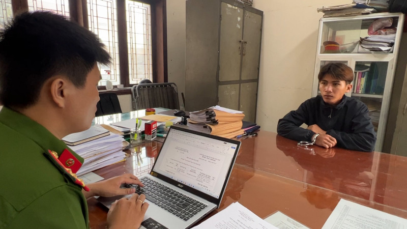  Mâu thuẫn trong đám cưới, dùng tuýp sắt đánh người: Đầu tháng 5/2023, trong khi tham dự đám cưới tại xã Ba Thành, huyện Ba Tơ, tỉnh Quảng Ngãi, Phạm Văn Quốc (18 tuổi) và nhóm thanh niên ở xã Ba Thành có xảy ra cãi vã, xô xát với nhau. Sau đó, Quốc về rủ Phạm Văn Nam (18 tuổi), Phạm Quốc Huy và Phạm Văn Tinh (đều 19 tuổi, ở thị trấn Ba Tơ, huyện Ba Tơ, tỉnh Quảng Ngãi) cùng nhau đánh lại nhóm thanh niên xã Ba Thành. Trong lúc đánh nhau, Nam thấy anh Phạm Đặng Huy (18 tuổi, trú ở xã Ba Thành, huyện Ba Tơ) đang đứng gần khu trại cưới. Lúc này, Nam tưởng anh Huy cùng phe nhóm có mâu thuẫn với Quốc nên đã cầm cây tuýp sắt chạy đến đánh vào đầu anh Huy, gây chấn thương sọ não, nứt xương sọ với tỷ lệ thương tật là 47%. (Công an lấy lời khai đối tượng Phạm Văn Tinh)