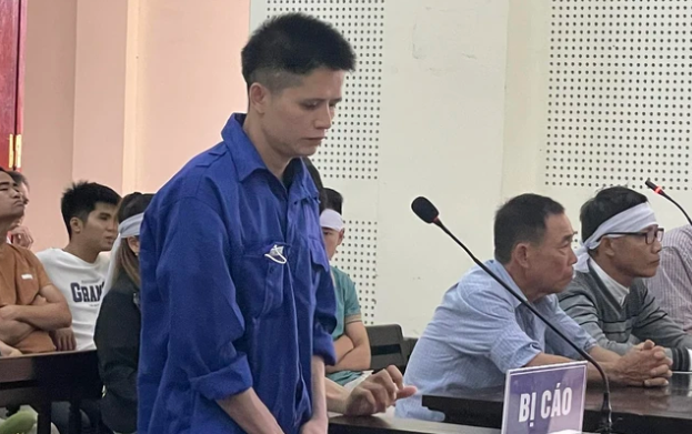  Mâu thuẫn trong đám cưới, nam thanh niên đoạt mạng hàng xóm: Ngày 25/9, TAND tỉnh Nghệ An đã tuyên án bị cáo Phạm Văn Mạnh (SN 1983, trú xã Văn Lợi, huyện Quỳ Hợp, Nghệ An) 20 năm tù về tội "Giết người". Về phần dân sự, tòa buộc bị cáo phải cấp dưỡng cho mẹ của bị hại mỗi tháng 1,5 triệu đồng cho đến khi người này qua đời. Trước đó, chiều 7/4, cùng dự đám cưới nhưng chỉ vì mâu thuẫn về việc lấy chiếu ra để đánh bài mà giữa Mạnh và ông Bạch Văn Ch. (SN 1967) xảy ra mâu thuẫn. Trong lúc cãi vã, Mạnh dùng dao đoạt mạng hàng xóm. 