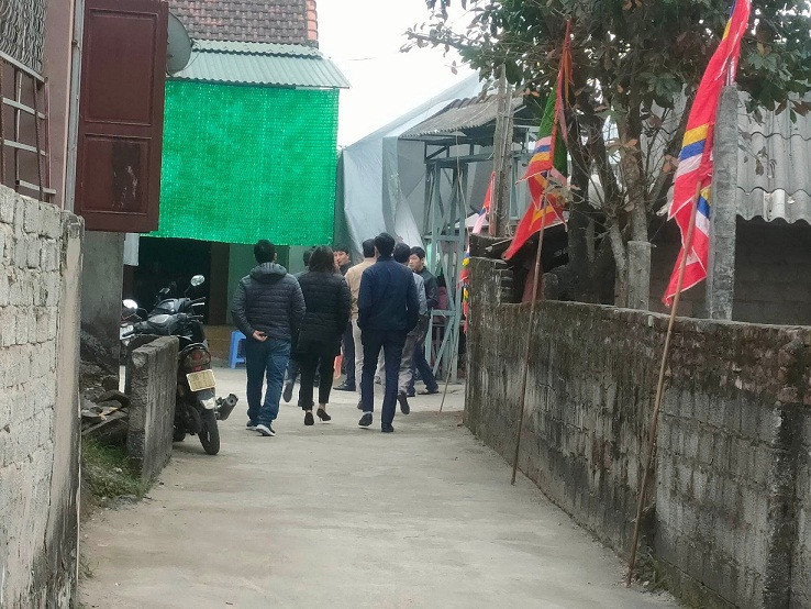  Mâu thuẫn trong đám cưới khiến chủ nhà bị đâm tử vong: Ngày 31/12/2022, gia đình ông Nguyễn Văn T. (61 tuổi), trú tại thôn Đình Cương, xã Trung Lộc, huyện Can Lộc, Hà Tĩnh tổ chức lễ cho con trai. Sau khi tổ chức tiệc cưới xong, bất ngờ xảy ra mâu thuẫn giữa Nguyễn Như Hiến (41 tuổi), trú tại thôn Đình Cương, xã Trung Lộc với một người đàn ông tên Q. trú cùng thôn. Trong lúc lời qua tiếng lại, đối tượng Nguyễn Như Hiến đã chạy sang nhà hàng xóm lấy dao nhọn xông vào đám cưới. Thấy người cháu cầm dao đến, ông T. đã đứng ra can ngăn mâu thuẫn nhưng đối tượng Hiến đã dùng con dao trên tay đâm mạnh vào ngực ông T., khiến nạn nhân tử vong.