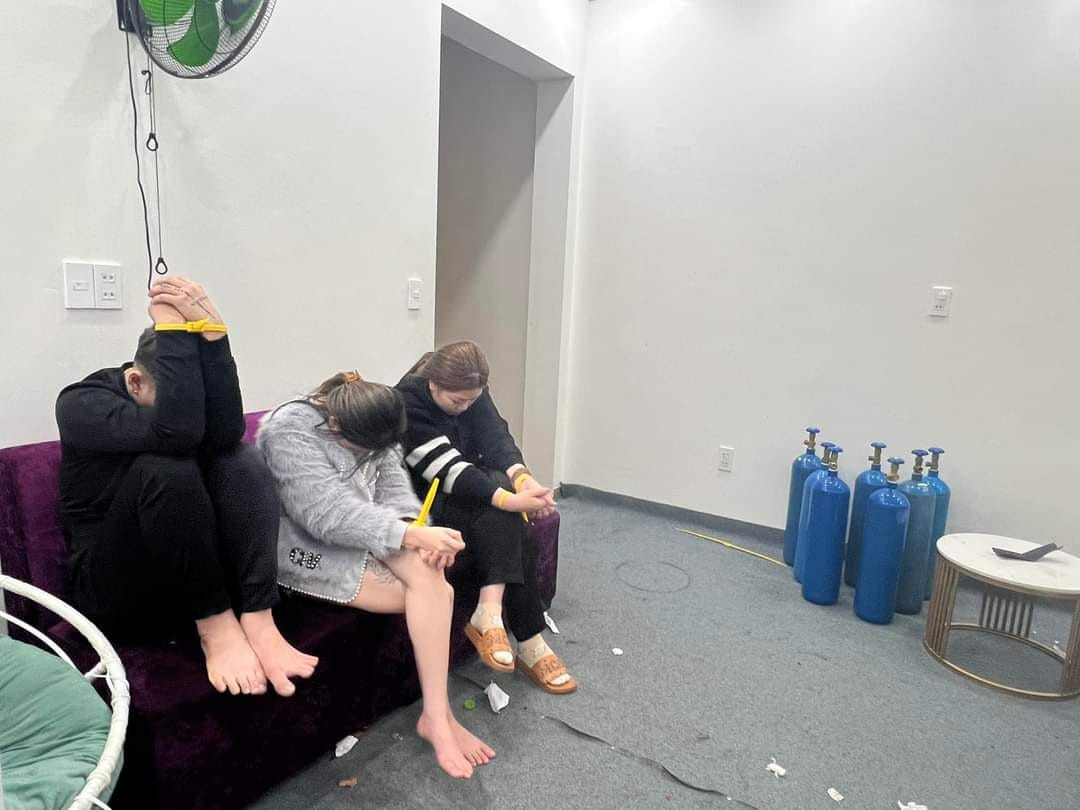 Vĩnh Phúc: Phát hiện 15 nam, nữ đang “thách loạn” trong khu đô thị - Hình 2 Vinh Phuc: Phat hien 15 nam, nu dang “thach loan” trong khu do thi-Hinh-2