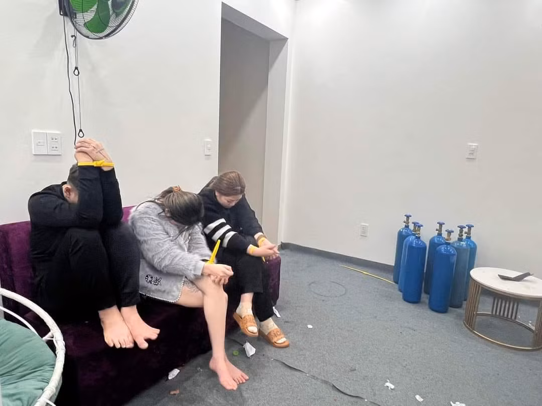 Vĩnh Phúc: Phát hiện 15 nam, nữ đang “thách loạn” trong khu đô thị - Hình 2 Vinh Phuc: Phat hien 15 nam, nu dang “thach loan” trong khu do thi-Hinh-2