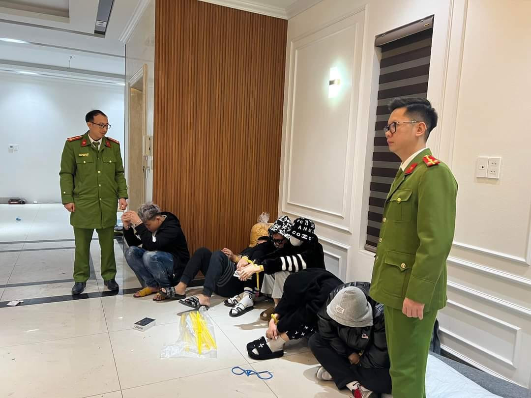 Vĩnh Phúc: Phát hiện 15 nam, nữ đang “thách loạn” trong khu đô thị Vinh Phuc: Phat hien 15 nam, nu dang “thach loan” trong khu do thi