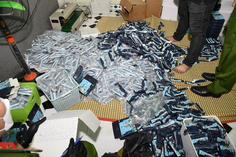 Toàn bộ bao bì, nhãn mác thuốc lá điện tử được Thơ đặt thiết kế riêng làm độc quyền và có chế độ bảo hành, đổi trả với các sản phẩm lỗi. Để tránh bị phát hiện, chúng thường xuyên thay đổi kho xưởng và khi thấy có dấu hiệu bị phát hiện thì xóa nhóm bán hàng, lập kênh mới. Tại hiện trường, cảnh sát thu hơn 3.500 điếu thuốc lá thành phẩm đã được bơm tinh dầu ma túy, 5 can nhựa chứa 84 lít dung dịch ma túy, máy bơm tinh dầu, linh kiện lắp ráp hơn 10.000 điếu thuốc lá điện tử, một triệu vỏ thuốc lá sợi cùng nhiều dung môi, hóa chất, nhãn mác khác. Cảnh sát còn thu gần 15.000 thuốc lá điện tử được nhập lậu đang chờ bán ra thị trường.