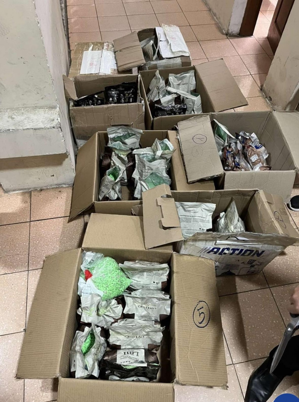  Triệt phá đường dây ma túy khủng, cất giấu tinh vi trong các túi kẹo socola: Ngày 18/1, Đội Kiểm soát phòng chống ma túy (Cục Hải quan Hà Nội) phát hiện lô hàng gồm 8 kiện, tổng trọng lượng 154kg, gửi từ Hà Lan về sân bay Nội Bài, nghi vấn có chứa ma túy. Xác lập phương án đấu tranh, Cục Hải quan Hà Nội phối hợp với Cục Điều tra chống buôn lậu (Tổng cục Hải quan), Công an TP Hà Nội, Công an tỉnh Bắc Ninh đã bắt giữ 1 đối tượng với hành vi buôn bán, vận chuyển trái phép chất ma tuý, thu giữ 6,790kg ketamine và 51,788kg ma túy tổng hợp MDMA. Số ma túy được đối tượng đựng trong túi nilon, cất giấu tinh vi trong các túi kẹo socola đóng trong thùng carton.