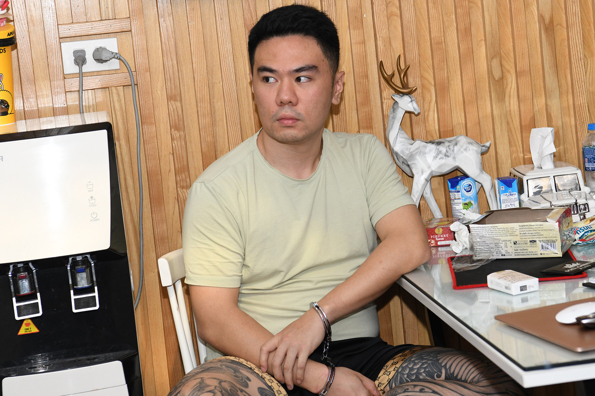  Bắt "ông trùm" điều hành xưởng sản xuất ma túy núp bóng thuốc lá điện tử: Ngày 23/11, Cục Cảnh sát điều tra tội phạm về ma túy cho biết vừa khởi tố, tạm giam Lê Anh Thơ, 28 tuổi, trú tại quận Hoàng Mai, Hà Nội, cùng 5 người để điều tra về tội Mua bán trái phép chất ma túy. Lực lượng chức năng xác định, nhận thấy thị trường thuốc lá điện tử siêu lợi nhuận, Thơ đặt hàng ở nước ngoài, nghiên cứu cách pha chế cần sa tổng hợp, tinh dầu vị cần sa để thêm vào. Thơ chỉ đạo đồng phạm "tẩm ướp" bằng cách bơm tinh dầu có chứa chất ma túy vào đầu điếu rồi lắp ráp lại thành một điếu thuốc lá điện tử bình thường. Thành phẩm dán nhãn thuốc lá điện tử Ampire chill và thuốc lá điếu Dominix để tiêu thụ. 