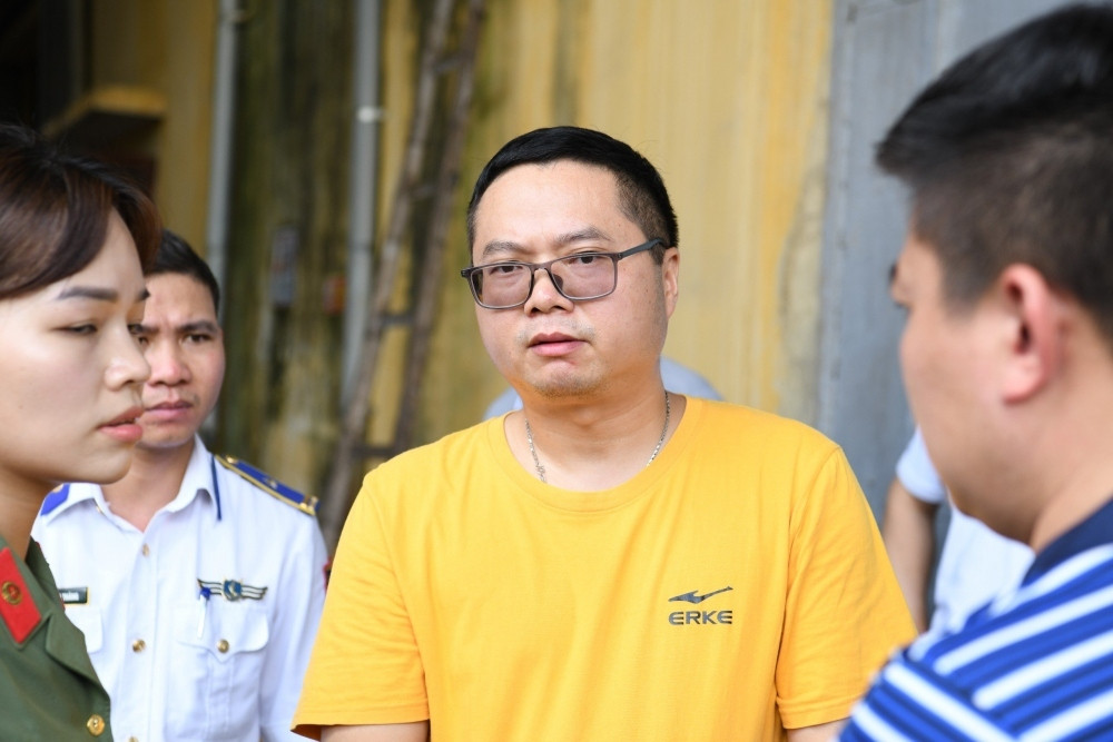  Triệt phá đường dây ma tuý xuyên biên giới, thu giữ 1,3 tấn ketamin: Ngày 24/11, Cục Cảnh sát điều tra tội phạm về ma túy (C04 Bộ Công an) đã khởi tố Liêu Chí Hoài, 43 tuổi, quốc tịch Trung Quốc, cùng 6 người để điều tra tội Mua bán trái phép chất ma túy. Hoài khai cùng một số người thành lập công ty dược ở nước ngoài sau đó mua tiền chất, hóa chất để sản xuất ma túy tổng hợp. Ma túy thành phẩm được chuyển về Việt Nam bằng đường bộ, tập kết ở Thái Bình, sau đó đưa về Hải Phòng xuất đi nước thứ ba. Trong ảnh: Nghi phạm Liêu Chí Hoài. 