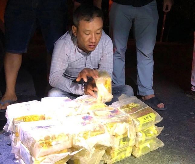  Bắt đối tượng vận chuyển trái phép 24kg ma túy: Ngày 27/2, Công an huyện Hồng Ngự phối hợp phòng Cảnh sát điều tra tội phạm về ma túy, Công an tỉnh Đồng Tháp bắt quả tang Phan Văn Nhàn điều khiển xe ô tô, biển kiểm soát 66A-04397, lưu thông trên tuyến đường ĐT841, thuộc khóm Trung 2, thị trấn Thường Thới Tiền, huyện Hồng Ngự có hành vi vận chuyển trái phép 24kg ma túy.