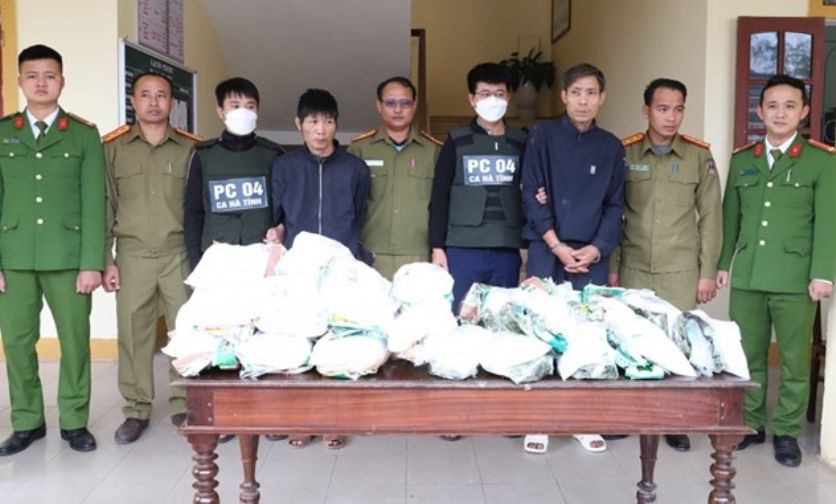  Bắt 2 đối tượng vận chuyển 31kg ma túy: Ngày 23/2, Công an tỉnh Hà Tĩnh phối hợp với Công an huyện Vũ Quang và Công an tỉnh Bolikhamsai (Lào) bắt giữ 2 đối tượng vận chuyển 31kg ma túy. 2 đối tượng bị bắt giữ là Nguyễn Xuân Trình (47 tuổi) và Phạm Văn Long (51 tuổi) cùng trú tại xã Hương Minh, huyện Vũ Quang, tỉnh Hà Tĩnh. Trong số 31kg ma túy bị bắt giữ có 10kg ketamine và 21kg ma túy tổng hợp dạng đá.