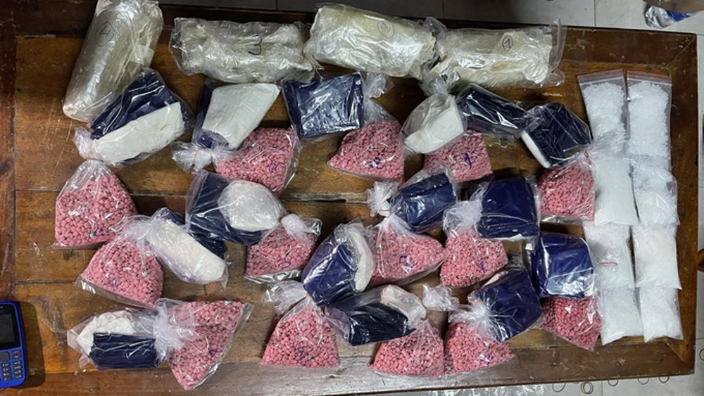 Tiếp tục khám xét nơi ở của các đối tượng Tuấn, Dung và nhà cậu ruột của Tuấn (ở tổ 11 phường Thủy Xuân, TP Huế) phát hiện, thu giữ thêm 30.460 viên ma túy dạng hồng phiến, 1,32kg ketamine, 63 viên thuốc lắc, 1 khẩu súng rulo, 40 viên đạn và 2 cây dao. Tổng khối lượng ma túy tổng hợp thu giữ được là gần 5kg. Các đối tượng khai nhận toàn bộ số ma túy trên là do Tuấn mua từ Lao Bảo (Quảng Trị) đưa về Huế để bán, còn Vui và Dung giúp sức. Trong đó, Dung cất giữ ma túy, còn Vui trực tiếp bán ma túy. Được biết, Tuấn có tiền án về tội tàng trữ trái phép chất ma túy, vừa ra tù đầu năm 2022 nhưng tiếp tục tái phạm.