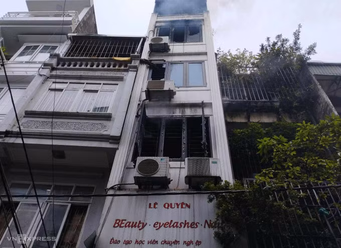  Ba người chết trong ngôi nhà cháy: Khoảng 5h10, ngày 8/7, lửa bùng lên từ tầng một của ngôi nhà ở kết hợp tiệm nail số 12 ngõ Thổ Quan, phường Thổ Quan, quận Đống Đa, TP Hà Nội sau đó lan lên các tầng. Khói tỏa mùi khét lẹt, tràn ra phố Khâm Thiên, cách nhà khoảng 40 m. Vợ chồng gia chủ đi vắng, trong nhà có con trai Nguyễn Quang Minh 13 tuổi, con gái Nguyễn Phương Uyên 11 tuổi và cháu họ Dương Thị Dịu ở huyện Ân Thi, tỉnh Hưng Yên lên chơi. Tới 10h, đám cháy được dập tắt hoàn toàn. Ba người trong nhà tử vong do ngạt khói. Vật dụng, hóa chất của tiệm nail cùng hầu hết đồ dùng sinh hoạt trong nhà cháy rụi.