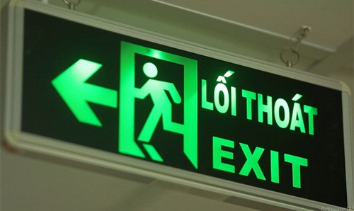 Trước hết phải xác định được lối ra an toàn khỏi căn nhà đang cháy. Thông thường, các lối thoát đến nơi an toàn ở các nhà độc lập hoặc liền kề bao gồm: Lối ra cửa chính của căn nhà; lối ra cầu thang thoát nạn ngoài nhà từ các tầng; lối ra ban công; lối lên trên sân thượng hoặc lối lên mái (tầng thượng) để thoát sang công trình liền kề. Đối với các căn hộ độc lập thì lối thoát nạn an toàn là qua các cửa sổ, ban công khi có các thiết bị hỗ trợ như: thang, thang cây, dây tự cứu hạ chậm… Không cố mang theo những đồ có giá trị hay tìm vật nuôi trong nhà, không cố tìm hiểu nguyên nhân đám cháy. (Ảnh minh họa)