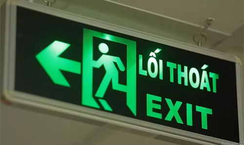 Trước hết phải xác định được lối ra an toàn khỏi căn nhà đang cháy. Thông thường, các lối thoát đến nơi an toàn ở các nhà độc lập hoặc liền kề bao gồm: Lối ra cửa chính của căn nhà; lối ra cầu thang thoát nạn ngoài nhà từ các tầng; lối ra ban công; lối lên trên sân thượng hoặc lối lên mái (tầng thượng) để thoát sang công trình liền kề. Đối với các căn hộ độc lập thì lối thoát nạn an toàn là qua các cửa sổ, ban công khi có các thiết bị hỗ trợ như: thang, thang cây, dây tự cứu hạ chậm… Không cố mang theo những đồ có giá trị hay tìm vật nuôi trong nhà, không cố tìm hiểu nguyên nhân đám cháy. (Ảnh minh họa)