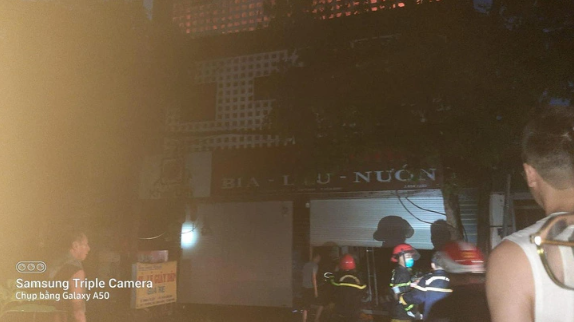  Cháy nhà ở kết hợp kinh doanh, 2 người chết, 4 người bị thương: Khoảng 3h30 ngày 15/7, tại ngôi nhà ở kết hợp kinh doanh giày dép trên đường Lạc Long Quân (phường Tân Thịnh, TP Hòa Bình) xảy ra cháy. Lực lượng sử dụng lăng phun nước tiếp cận ngôi nhà qua lối cầu thang bộ đưa 3 người mắc kẹt ở tầng 3 và tầng tum ra ngoài. Khi đó nam chủ nhà đã bất tỉnh, 2 người còn lại bị thương. Tất cả 4 người đều được đưa ngay đến Bệnh viện Đa khoa tỉnh cấp cứu. Đến khoảng 5h30 đám cháy được dập tắt. Lực lượng chữa cháy phát hiện 2 người đã tử vong ở phòng ngủ tại tầng 3 và đưa thi thể ra ngoài. 