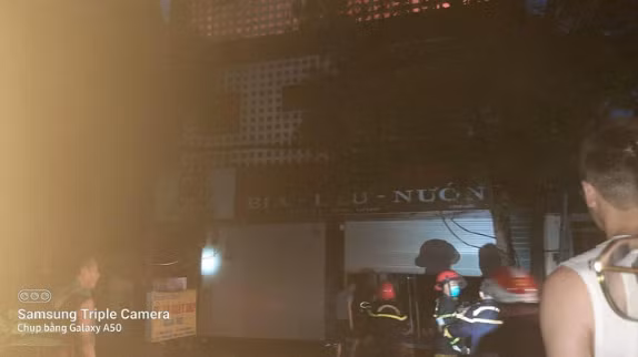  Cháy nhà ở kết hợp kinh doanh, 2 người chết, 4 người bị thương: Khoảng 3h30 ngày 15/7, tại ngôi nhà ở kết hợp kinh doanh giày dép trên đường Lạc Long Quân (phường Tân Thịnh, TP Hòa Bình) xảy ra cháy. Lực lượng sử dụng lăng phun nước tiếp cận ngôi nhà qua lối cầu thang bộ đưa 3 người mắc kẹt ở tầng 3 và tầng tum ra ngoài. Khi đó nam chủ nhà đã bất tỉnh, 2 người còn lại bị thương. Tất cả 4 người đều được đưa ngay đến Bệnh viện Đa khoa tỉnh cấp cứu. Đến khoảng 5h30 đám cháy được dập tắt. Lực lượng chữa cháy phát hiện 2 người đã tử vong ở phòng ngủ tại tầng 3 và đưa thi thể ra ngoài. 